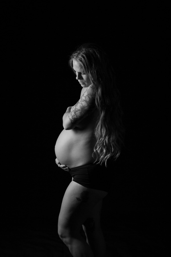 nude maternity portrait