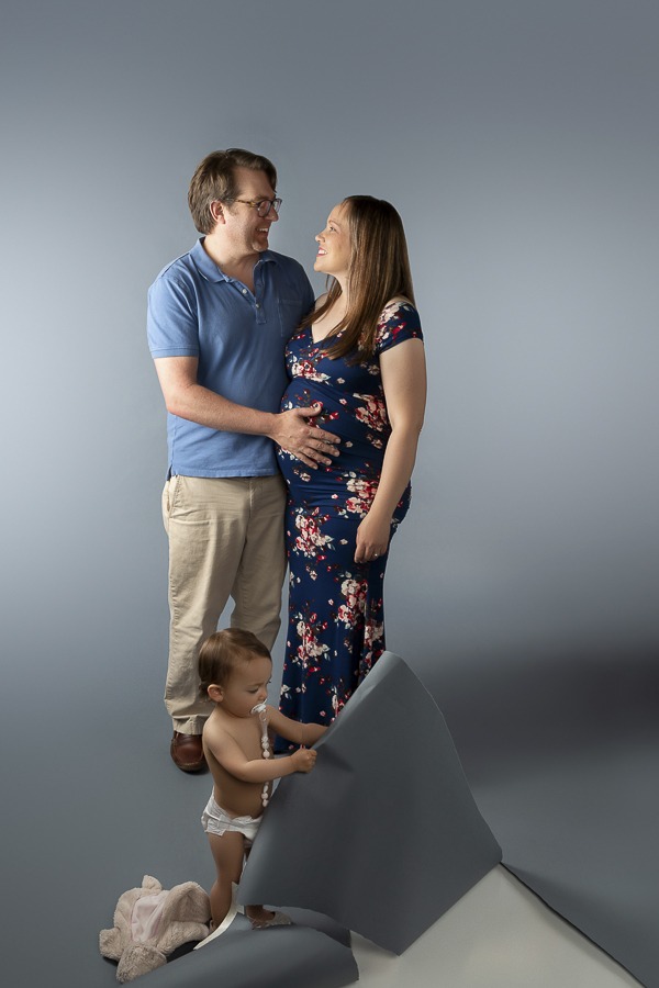 behind the scenes maternity session with sibling